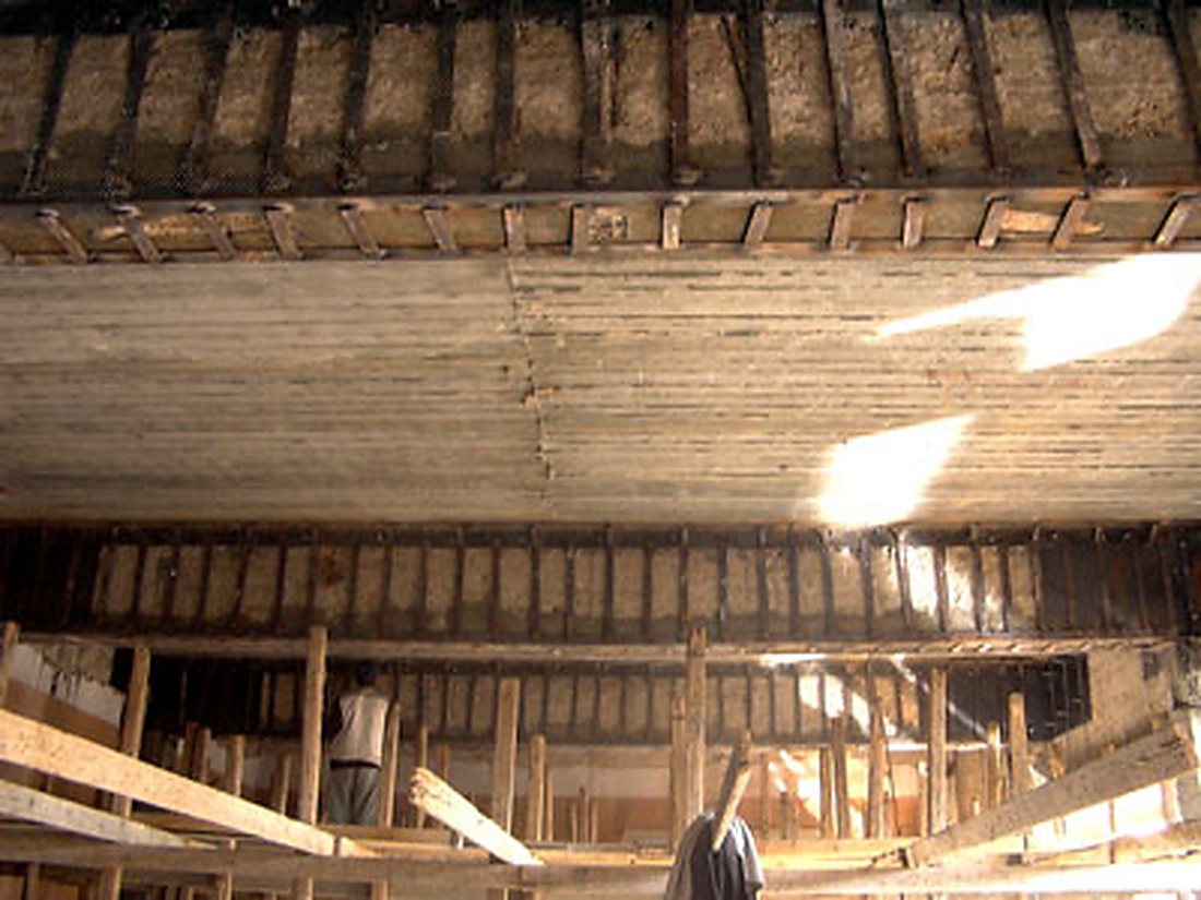 Cracked bridge girders before retrofitting.